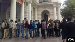 The snaking lines for cash in India are prompting some people to opt for online transactions. (A. Pasricha/VOA)