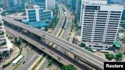 Suasana jalan di Jembatan Semanggi cukup lengang di tengah perebakan wabah Covid-19 di Jakarta (27/3). (Foto: Antara/Reuters)