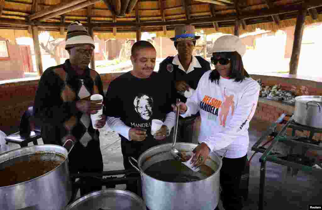 A neta de Nelson Mandela, Ndileka, serve sopa para celebrar o "Dia de Mandela"