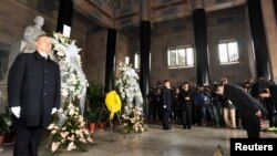 Taiwan's Mainland Affairs Minister Wang Yu-chi (2nd R) and Vice Minister Wu Mei-hung (R) pay their respect to the statue of party founder Sun Yat-sen during their visit at Sun Yat-sen mausoleum in Nanjing, Jiangsu province, Feb. 12, 2014.