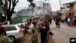 Des soldats et des policiers patrouillent dans les rues du bidonville Kangemi à Nairobi, au Kenya, le 27 novembre 2015.