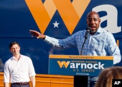 Senator Georgia, Raphael Warnock (Demokrat) berbicara dalam kampanye, untuk menghadapi kandidat senator Partai Republik Herschel Walker.