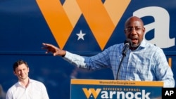 El senador federal de Georgia, el demócrata Raphael Warnock, habla en un evento de campaña en la ciudad de Clarkston, el 3 de noviembre. 