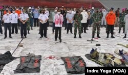 Menteri Perhubungan, Budi Karya Sumadi (tengah) menyampaikan hasil temuan barang penumpang dan serpihan pesawat Sriwijaya SJ182 kepada wartawan di Pelabuhan Tanjung Priok tahun 2021 lalu. (VOA/Indra Yoga)