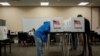 Les gens votent tôt pour les prochaines élections de mi-mandat à Las Cruces, Nouveau-Mexique, États-Unis, le 24 octobre 2022.