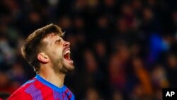 Gerard Piqué del Barcelona reacciona durante el partido de fútbol de la Liga española entre el FC Barcelona y el Sevilla en el estadio Camp Nou de Barcelona, España, el 3 de abril de 2022. 