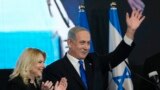 Benjamin Netanyahu dan istrinya Sara menyapa para pendukungnya dalam sebuah acara di Yerusalem, pada 2 November 2022. (Foto: AP/Tsafrir Abayov)