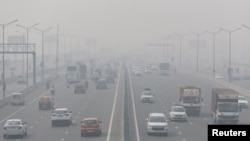 Traffic moves along a highway shrouded in heavy smog, in New Delhi, India, Nov. 3, 2022.