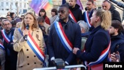 Le député Carlos Martens Bilongo (au milieu), du parti La France Insoumise s' est estimé victime de propos racistes.