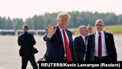 Donald Tramp, američki predsednik, rokom puta na Samit G-20 (Foto: REUTERS/Kevin Lamarque)