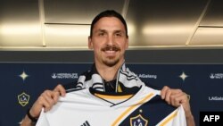 Zlatan Ibrahimovic brandit un nouveau maillot du LA Galaxy à Los Angeles, Californie, 30 mars 2018.