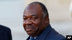 Le président gabonais Ali Bongo Ondimba quitte l'Élysée après une rencontre avec le président français, à Paris, 10 novembre 2015.