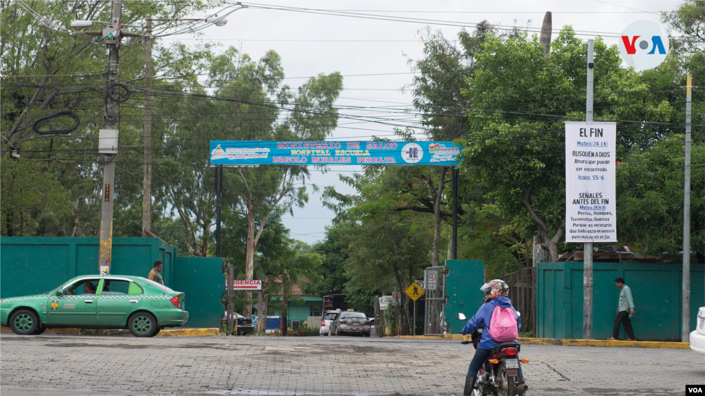  Entrada del hospital Manolo Morales, donde murieron m&#233;dicos y personal de la salud en primera l&#237;nea. [Foto: Houston Castillo Vado/VOA]