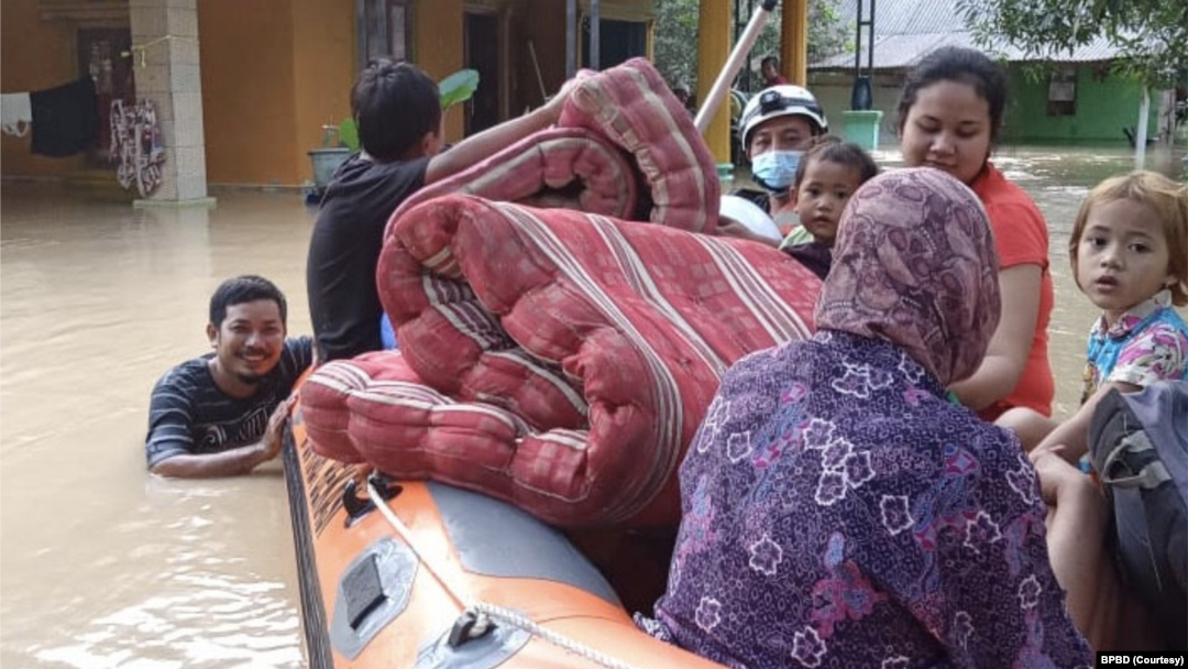 Kegiatan evakuasi warga terdampak banjir yang terjadi di Kabupaten Bekasi, Provinsi Jawa Barat (21/2). (Foto: Courtesy/BPBD)