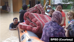 Kegiatan evakuasi warga terdampak banjir yang terjadi di Kabupaten Bekasi, Provinsi Jawa Barat (21/2). (Foto: Courtesy/BPBD)