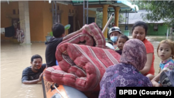 Kegiatan evakuasi warga terdampak banjir yang terjadi di Kabupaten Bekasi, Provinsi Jawa Barat (21/2). (Foto: Courtesy/BPBD)