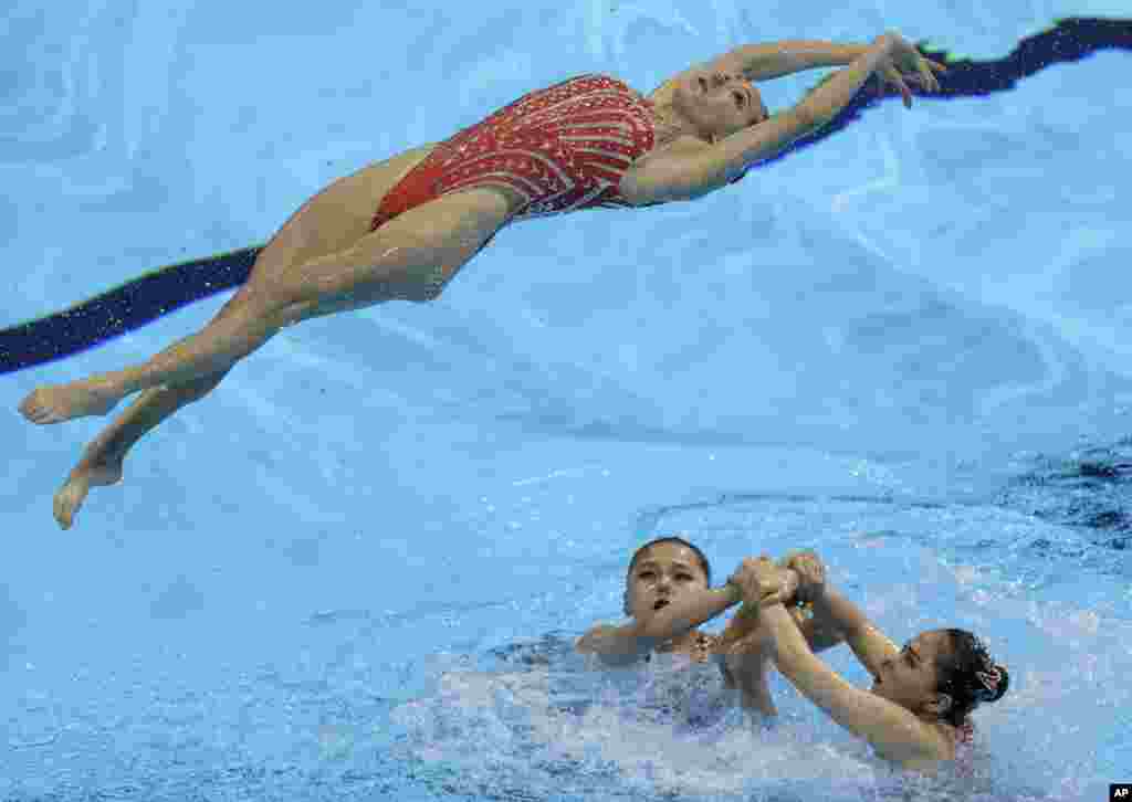 ورزشکاران تیم چین در رشته &laquo;شنای موزون&raquo; در مسابقات جهانی شنا و شیرجه در کره جنوبی هنرنمایی می کنند.&nbsp;