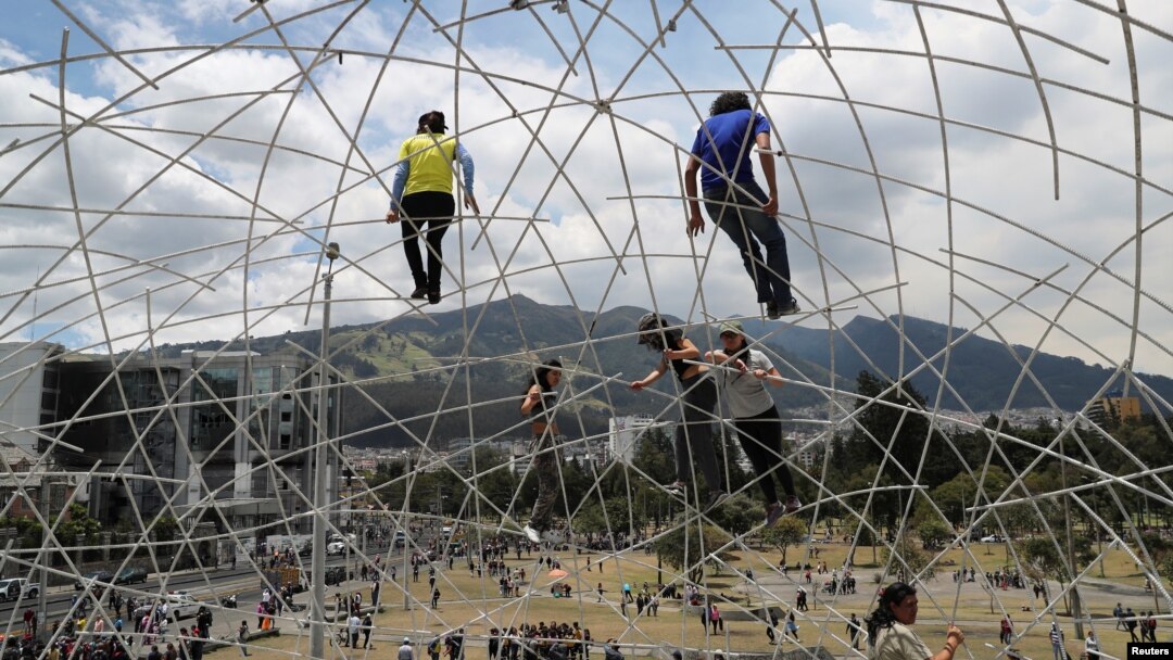 Manifestantes suben a una estructura en Quito, en el último día de las protestas en Ecuador contra el alza de los precios de los combustibles. Octubre 14 de 2019. Reuters/Iván Alvarado.