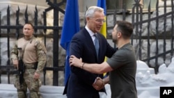 El secretario general de la OTAN, Jens Stoltenberg, izquierda, saluda al presidente ucraniano Volodymyr Zelenskyy antes de su reunión en Kiev, jueves 28 de setiembre de 2023. AP