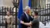 El secretario general de la OTAN, Jens Stoltenberg, izquierda, saluda al presidente ucraniano Volodymyr Zelenskyy antes de su reunión en Kiev, jueves 28 de setiembre de 2023. [Foto: Archivo/ Oficina de Prensa de la Presidencia de Ucrania vía AP]