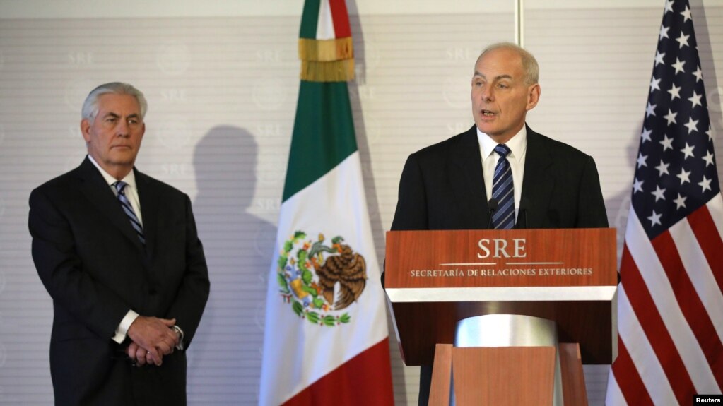 Bộ trưởng An ninh Nội địa John Kelly (bên phải) và Bộ trưởng Ngoại giao Rex Tillerson của Mỹ phát biểu tại Bộ Ngoại giao Mexico, ngày 23/02/2017.