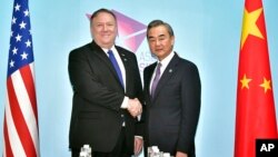 Menteri Luar Negeri AS Mike Pompeo (kiri) bertemu Menlu China Wang Yi di Singapura, Jumat (3/8). 