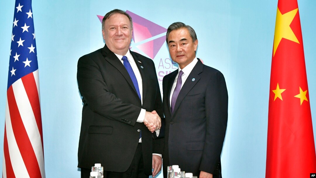 Menteri Luar Negeri AS Mike Pompeo (kiri) bertemu Menlu China Wang Yi di Singapura, Jumat (3/8). 