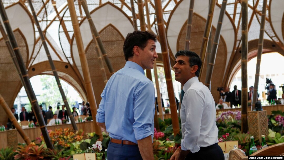 Perdana Menteri Kanada Justin Trudeau dan Perdana Menteri Inggris Rishi Sunak menghadiri makan siang para pemimpin selama KTT G20 di Nusa Dua, Bali, 15 November 2022. (Foto: REUTERS/Ajeng Dinar Ulfiana)