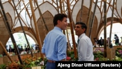 Perdana Menteri Kanada Justin Trudeau dan Perdana Menteri Inggris Rishi Sunak menghadiri makan siang para pemimpin selama KTT G20 di Nusa Dua, Bali, 15 November 2022. (Foto: REUTERS/Ajeng Dinar Ulfiana)