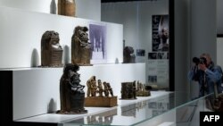  L’Allemagne restitue actuellement des centaines de bronzes de Benin au Nigeria, où un musée est en construction pour accueillir ces oeuvres.