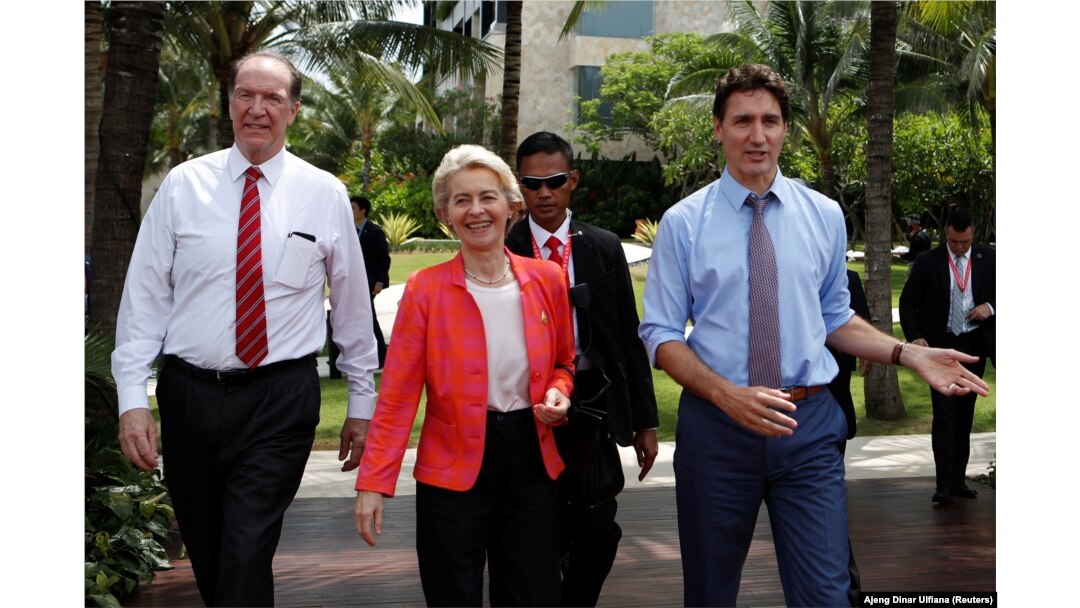 Presiden Bank Dunia David Malpass, Presiden Komisi Eropa Ursula von der Leyen dan Perdana Menteri Kanada Justin Trudeau berjalan saat makan siang para pemimpin di KTT G20 di Nusa Dua, Bali, 15 November 2022. (Foto: REUTERS/Ajeng Dinar Ulfiana)