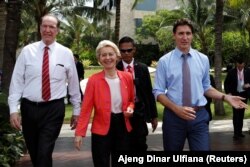 Presiden Bank Dunia David Malpass, Presiden Komisi Eropa Ursula von der Leyen dan Perdana Menteri Kanada Justin Trudeau berjalan saat makan siang para pemimpin di KTT G20 di Nusa Dua, Bali, 15 November 2022. (Foto: REUTERS/Ajeng Dinar Ulfiana)