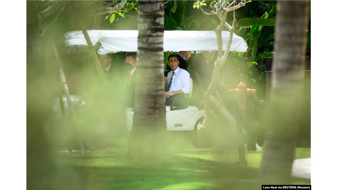 Perdana Menteri Inggris Rishi Sunak tiba menjelang makan siang kerja di KTT G20 pada 15 November 2022 di Nusa Dua,. (Foto: Leon Neal via REUTERS)
