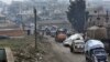 Sirios huyen hacia la frontera turca ante el avance de fuerzas gubernamentales en la provincia de Idlib, Siria, el 30 de enero de 2020.