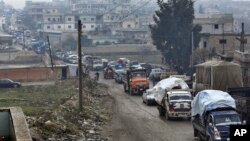 Sirios huyen hacia la frontera turca ante el avance de fuerzas gubernamentales en la provincia de Idlib, Siria, el 30 de enero de 2020.