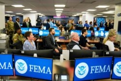Los empleados de FEMA escuchan la charla del presidente Joe Biden en la sede de FEMA el lunes 24 de mayo de 2021 en Washington. (Foto AP / Evan Vucci)