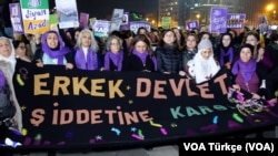 Kadınlar Diyarbakır’daki yürüyüşe katılan kadınlar, kadın mücadelesinin sembol rengi olan mor renkteki fularlar taktı.