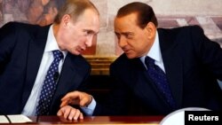 Perdana Menteri Italia Silvio Berlusconi berbicara dengan Perdana Menteri Rusia Vladimir Putin selama konferensi pers selama pertemuan puncak di Villa Gernetto di Gerno, Italia, 26 April 2010. (Foto: REUTERS/Alessandro Garofalo)