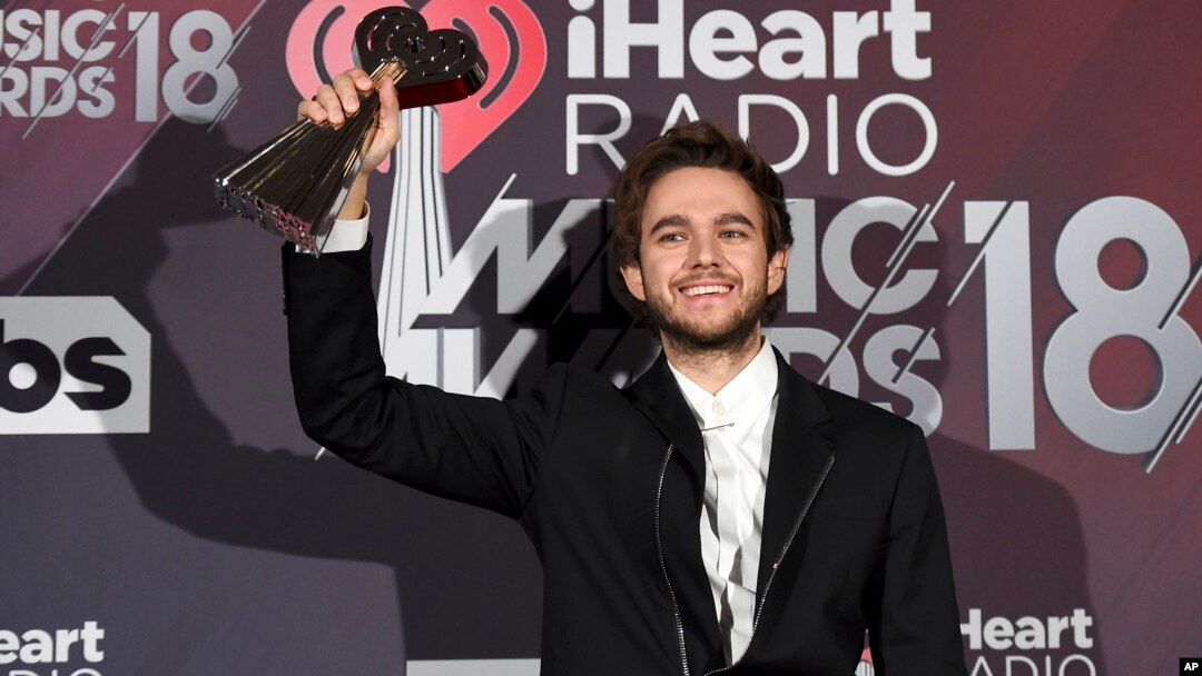 Zedd berpose di ruang media dengan penghargaan untuk lagu dansa terbaik tahun ini, untuk lagu "Stay" di iHeartRadio Music Awards di The Forum di Inglewood, Calif., 11 Maret 2018.