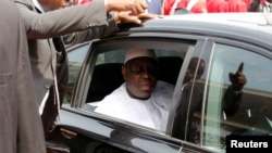 Le président du Sénégal, Macky Sall, arrive à la cérémonie d'investiture de son homologue gambien Adama Barrow au stade de l'indépendance, à Bakau, en Gambie, 18 février 2017. 