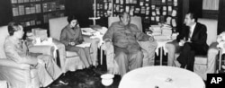 历史照片：中共主席毛泽东在北京中南海会见美国总统尼克松，周恩来总理和翻译唐闻生在场。(1972年2月21日)
