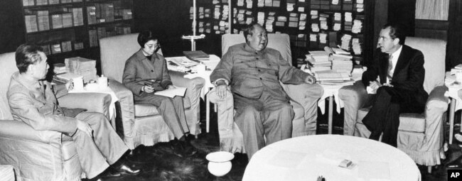 历史照片：中共主席毛泽东在北京中南海会见美国总统尼克松，周恩来总理和翻译唐闻生在场(1972年2月21日)