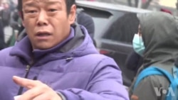 北京便衣人员在法院200米外骚扰采访浦志强案的VOA记者