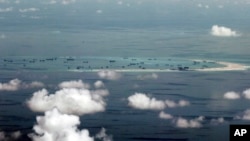 航拍显示中方在南中国海的斯普拉特利群岛(南沙群岛)填海造岛(2015年5月11日)