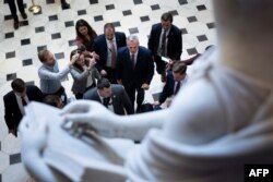 Ketua DPR AS Kevin McCarthy (R-CA) menjawab pertanyaan wartawan di Statuary Hall, Gedung Capitol di Washington DC, 18 September 2023. (Foto: Brendan Smialowski/ AFP)