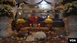 The body of murdered political analyst and activist Kem Ley lies in a temple. (D. Boyle for VOA)