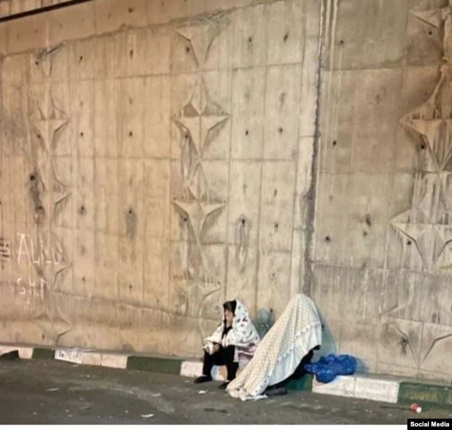 پدر و مادر حسین رونقی در مقابل زندان اوین