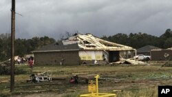 Las escenas de devastación son visibles con daños y destrucción de un número no determinado de viviendas, el viernes 4 de noviembre de 2022 en Powderly, Texas. . (Jeff Forward/The Paris News vía AP)