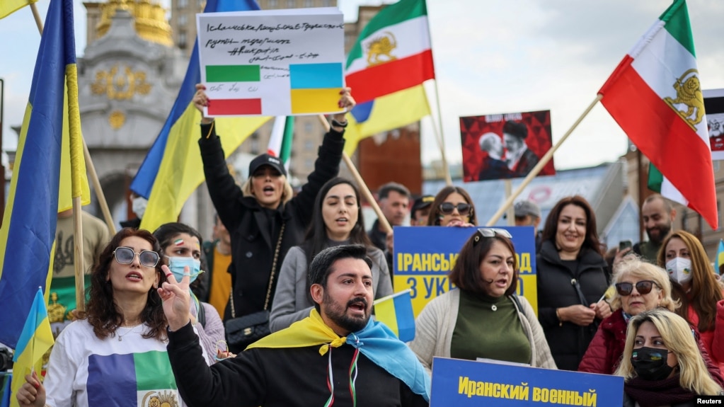 路透社资料照 - 2022年10月2 8日，旅居乌克兰的伊朗人在基辅参加集会，表达他们反对伊朗政府数次向俄罗斯出口并交付无人机的行为。(photo:VOA)