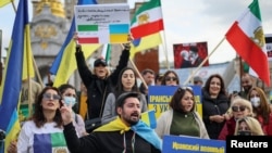 路透社资料照 - 2022年10月2 8日，旅居乌克兰的伊朗人在基辅参加集会，表达他们反对伊朗政府数次向俄罗斯出口并交付无人机的行为。